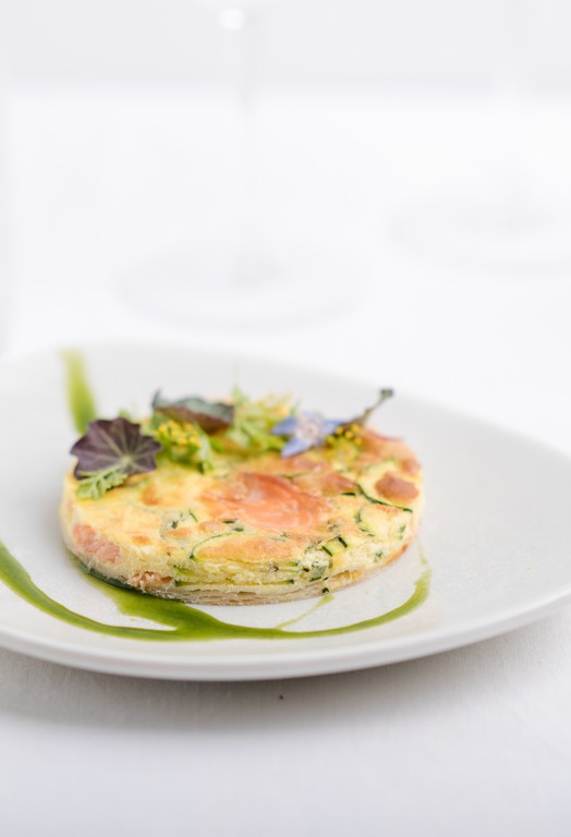 Hartige bladerdeegtaart met mediterraanse zalm - listing image