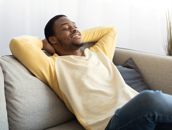 Uomo che si rilassa dopo lo stress da rumore