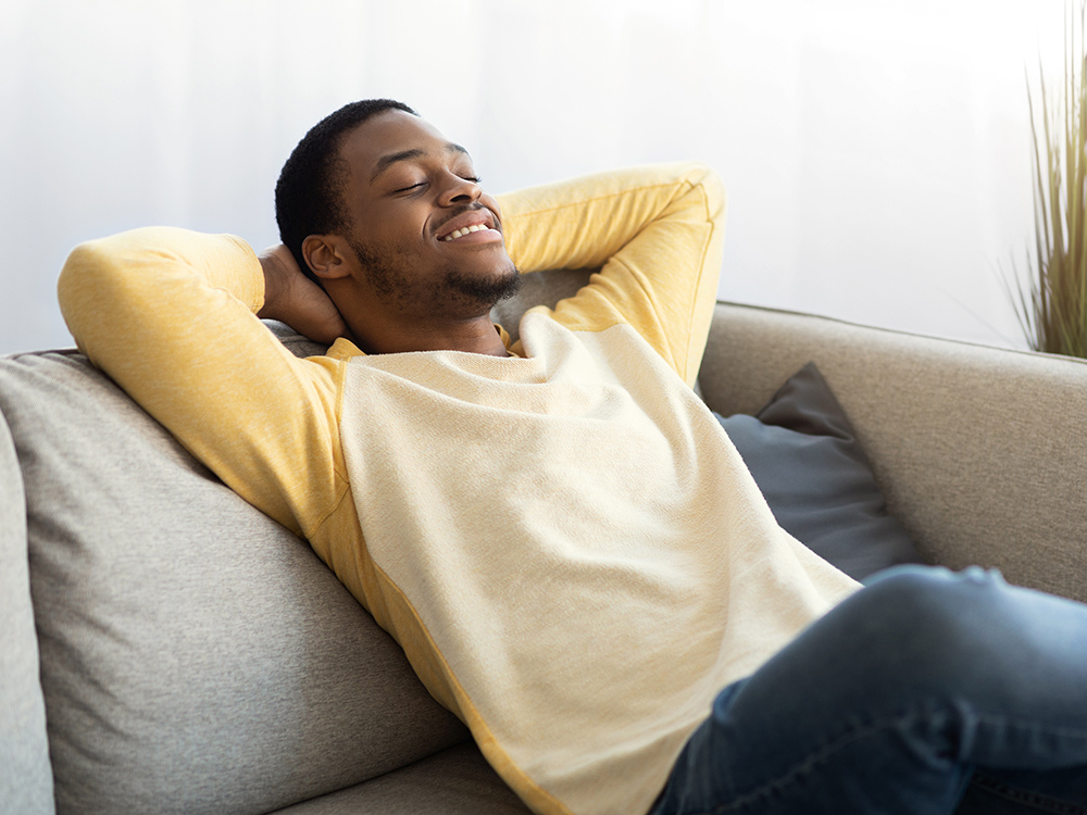 Uomo che si rilassa dopo lo stress da rumore