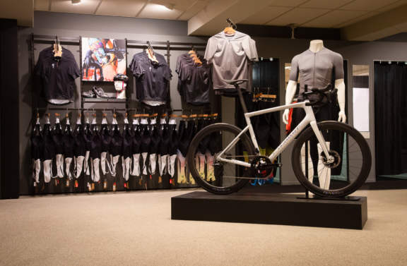 Uitgebreid assortiment fietskleding in onze kelder