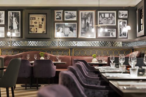 Das Innere einer Bar, deren Einrichtung an den Orientexpress angelehnt ist.