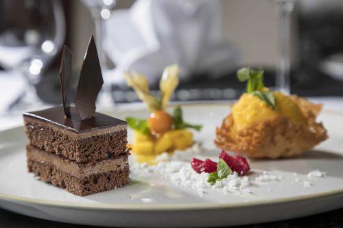 Ein Stück Schokotorte auf einem weißen Teller.