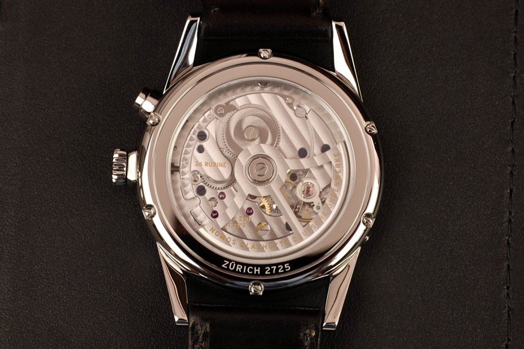 Nomos-Glashütte-Zürich-Weltzeit-Nachtblau-Caseback.jpg Nomos-Glashütte-Zürich-Weltzeit-Nachtblau-Caseback.jpg