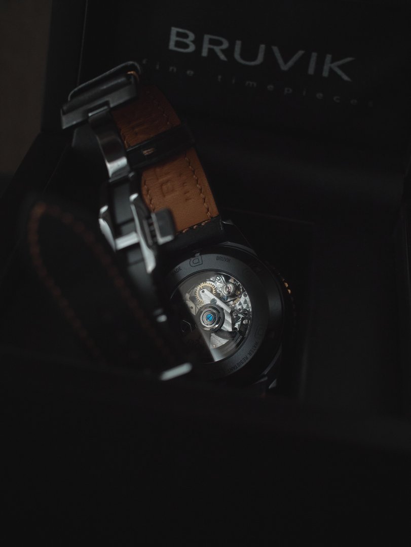 P1611513blck_gld_GMT_Chrono_.jpg