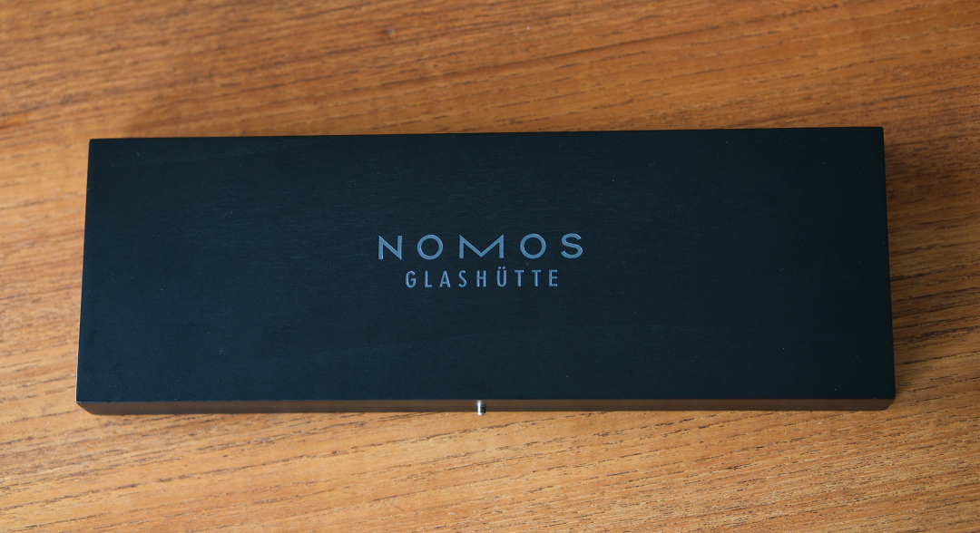 01-nomos-club.png