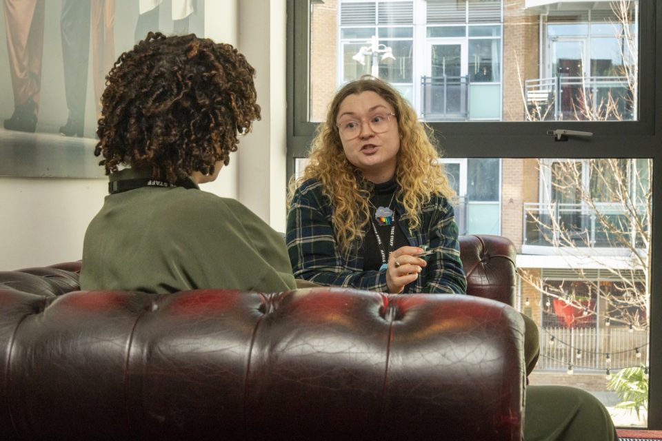 Neuroinclusive culture: two colleagues having a conversation while sitting on a sofa