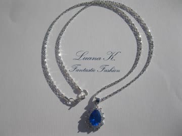 Stilvolle Kette mit blauem Anhänger *NEU*