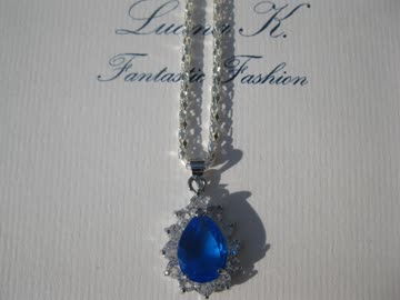 Stilvolle Kette mit blauem Anhänger *NEU*