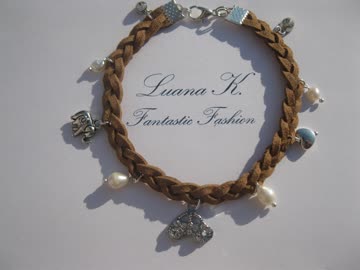 Exsila Artikel: Armband in Wildlederoptik mit 9 Anhängern *NEU*