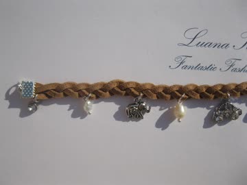 Armband in Wildlederoptik mit 9 Anhängern *NEU*