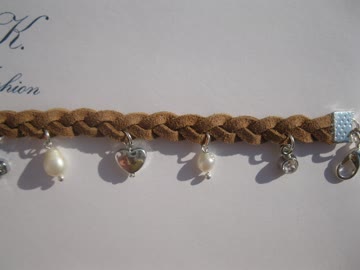 Armband in Wildlederoptik mit 9 Anhängern *NEU*