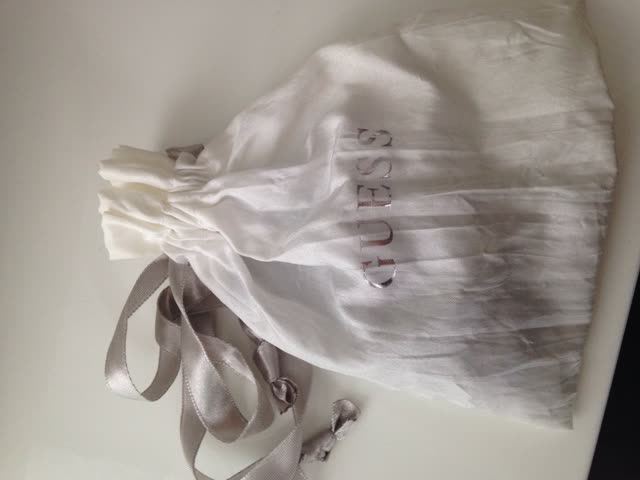 Original GUESS Ohrringe mit Samtsäckchen NEU