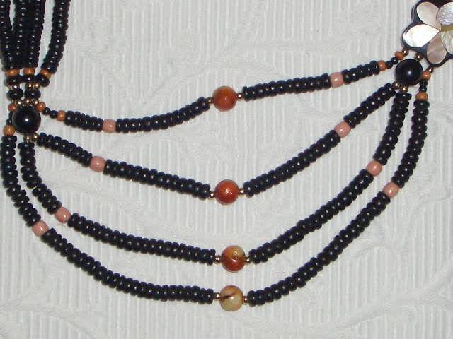 Exsila Artikel: Asymmetrische Halskette Australische Flora: Hibiscus & Frangipani mit natürlichen Materialien NEU