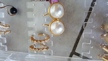 Praktischer Aufbewahrungsständer mit diversen Ohrringen