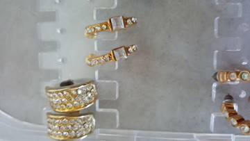 Praktischer Aufbewahrungsständer mit diversen Ohrringen