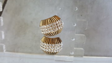 Praktischer Aufbewahrungsständer mit diversen Ohrringen