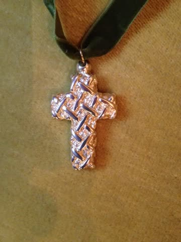 Exsila Artikel: Damen Modeschmuck Kreuz mit grünem Samtband