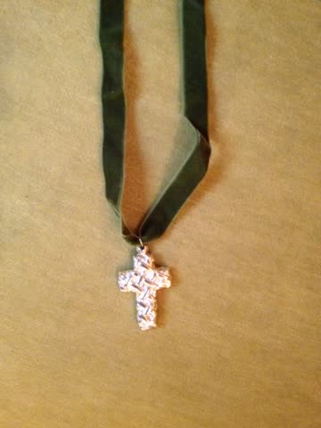 Damen Modeschmuck Kreuz mit grünem Samtband