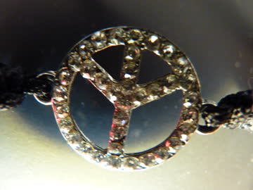 Exsila Artikel: neues Peace-Armband mit Glitzersteinchen