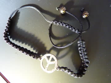 neues Peace-Armband mit Glitzersteinchen