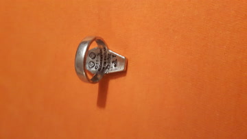 Ring mit schwarzem Kreuz