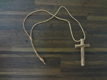 Exsila Artikel: Leder Halskette mit Holz-Kreuz