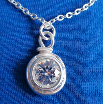 Halskette mit Swarovski-Zirconia-Anhänger - NEU !!