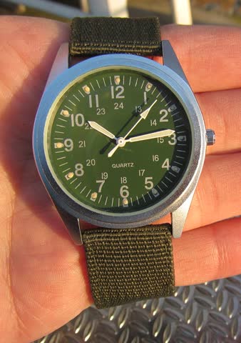 Exsila Artikel: *Neu*Military Uhr silbrig mit Grün 100% Neu