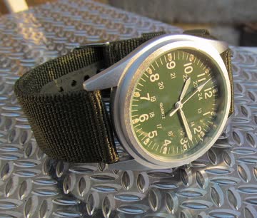 *Neu*Military Uhr silbrig mit Grün 100% Neu