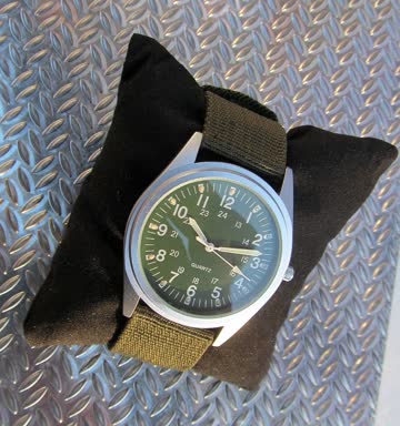 *Neu*Military Uhr silbrig mit Grün 100% Neu