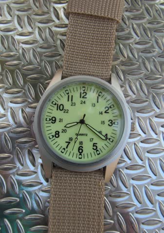 Exsila Artikel: Military Uhr fluoreszierend Analog 100% neu