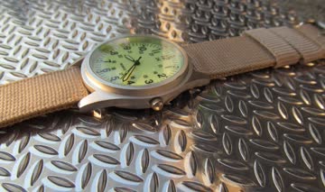 Military Uhr fluoreszierend Analog 100% neu