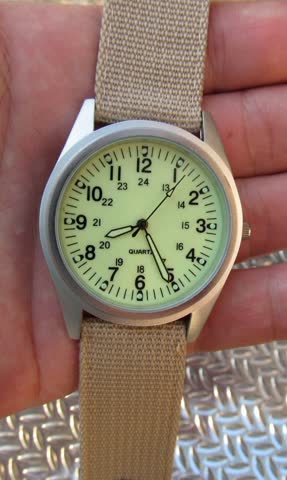 Military Uhr fluoreszierend Analog 100% neu