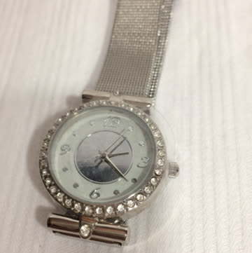 Modische Uhr Silber neu