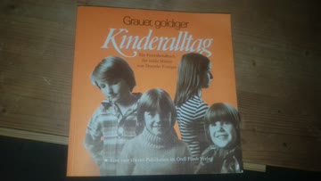 Grauer, goldiger Kinderalltag