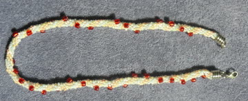 41 cm Pastellfarben (weiss, rosa, rot) Halskette / gehäkelt