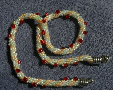 41 cm Pastellfarben (weiss, rosa, rot) Halskette / gehäkelt
