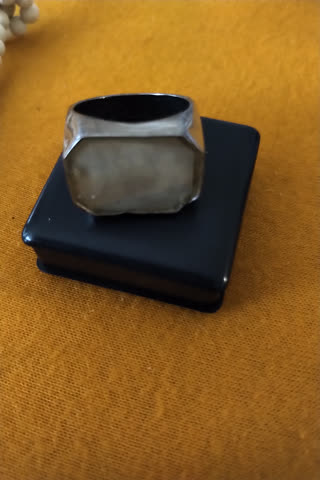 Ring mit weissem Stein