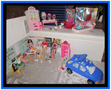 Barbie Sammlung (2) Kiste mit Haus Wohnung Familie Auto etc.