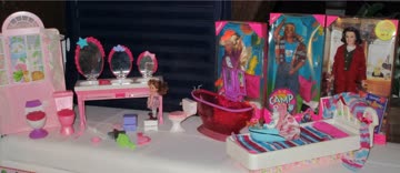 Barbie Sammlung (2) Kiste mit Haus Wohnung Familie Auto etc.