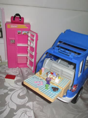Barbie Sammlung (2) Kiste mit Haus Wohnung Familie Auto etc.