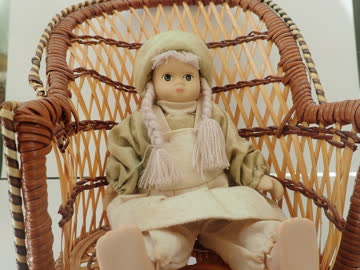 2 Rattan-Stühlchen mit Puppen