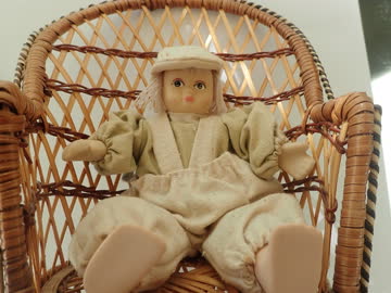 2 Rattan-Stühlchen mit Puppen