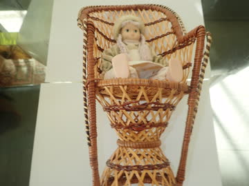 2 Rattan-Stühlchen mit Puppen