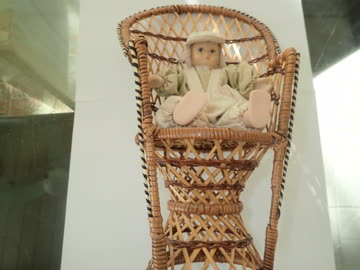 2 Rattan-Stühlchen mit Puppen
