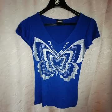 Blaues shirt mit Schmetterling