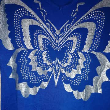 Blaues shirt mit Schmetterling