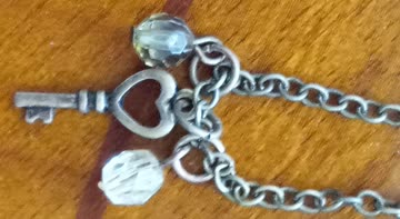 Kette Schlüssel mit zwei Steinen
