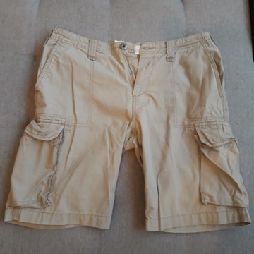 Graue kurze Hose
