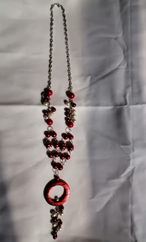 Wunderschöne Kette mit roten Kugeln